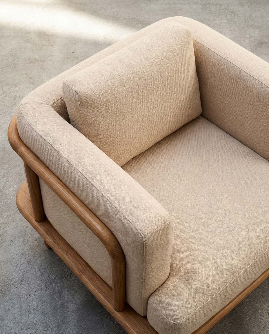 KI-produzierte Produktvisualisierung: Lounge Chair mit Holzrahmen in verschiedenen Interiorumgebungen und realen Detailaufnahmen.