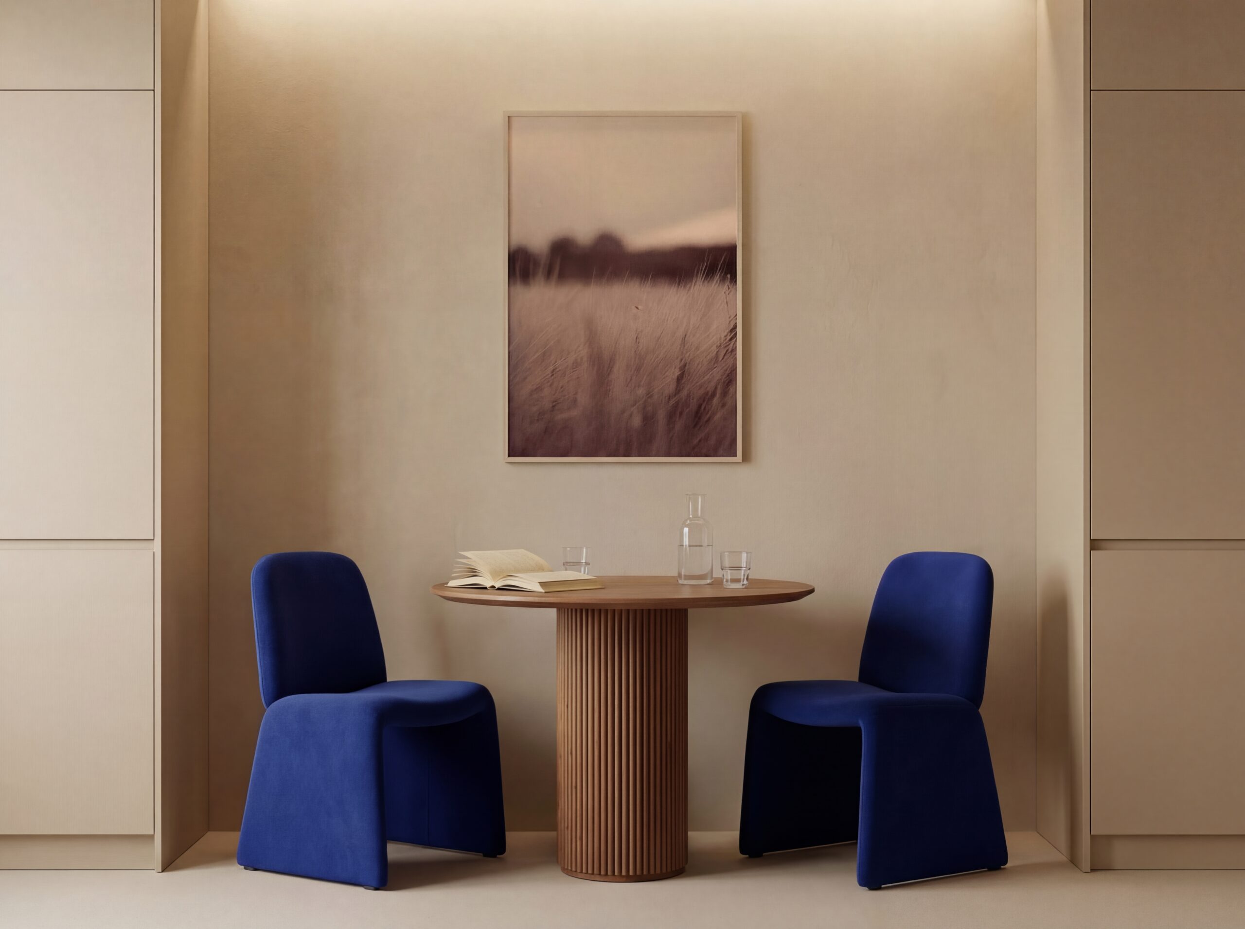 KI-produzierte Interiorvisualisierung: Fotografie als gerahmtes Kunstwerk in einem modernen Wohnraum inszeniert.