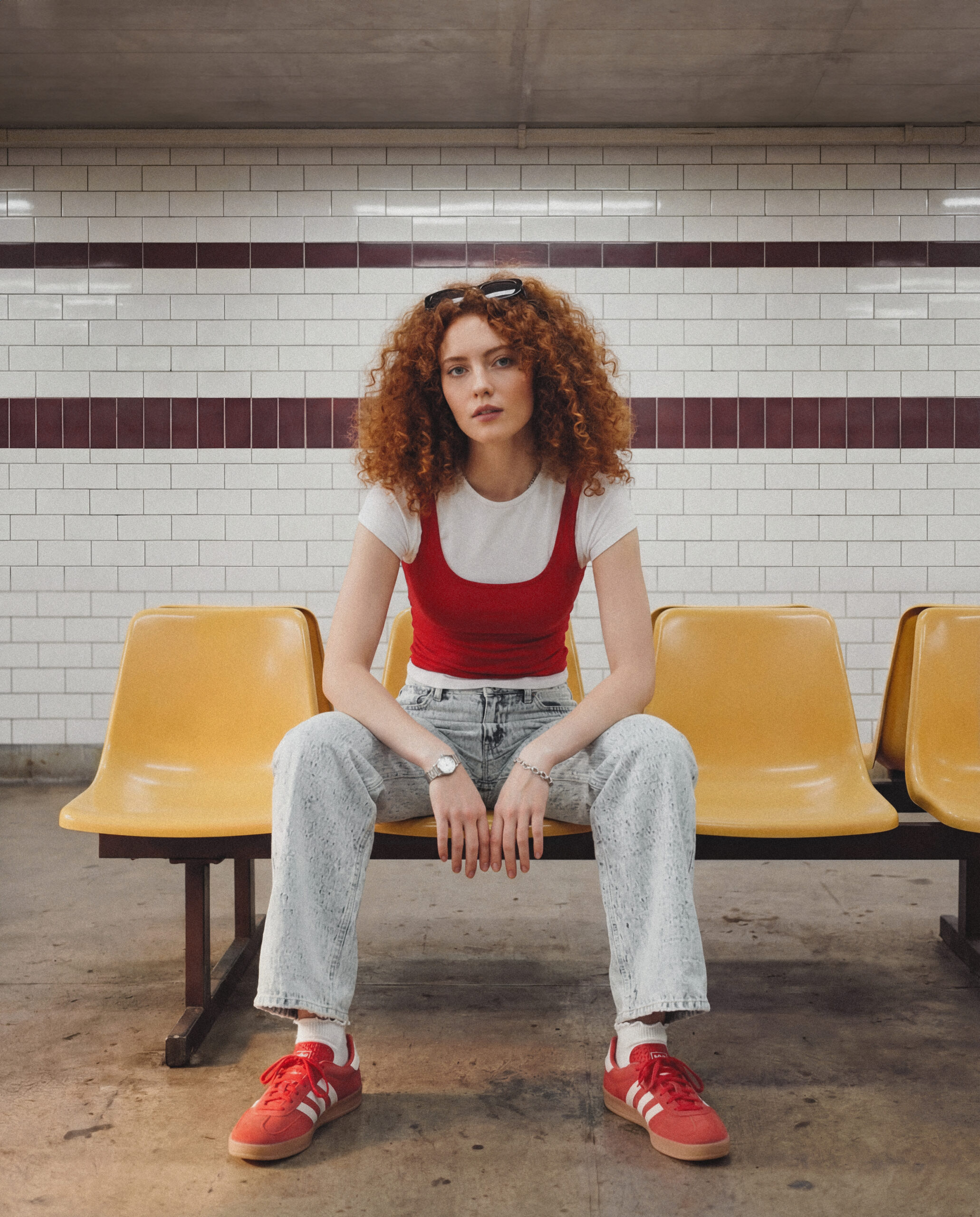 KI-produzierte Produktkampagne: On-Model-Motive verschiedener Sneaker-Colorways in urbanem U-Bahn-Setting.