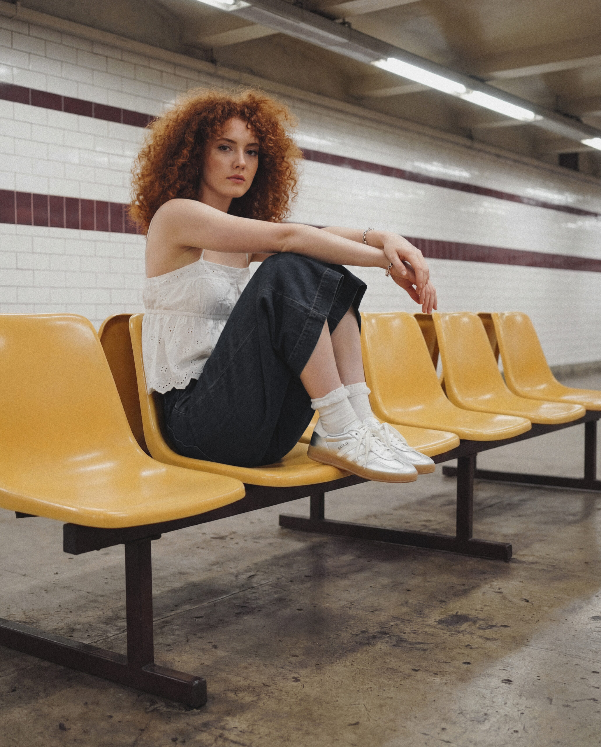KI-produzierte Produktkampagne: On-Model-Motive verschiedener Sneaker-Colorways in urbanem U-Bahn-Setting.