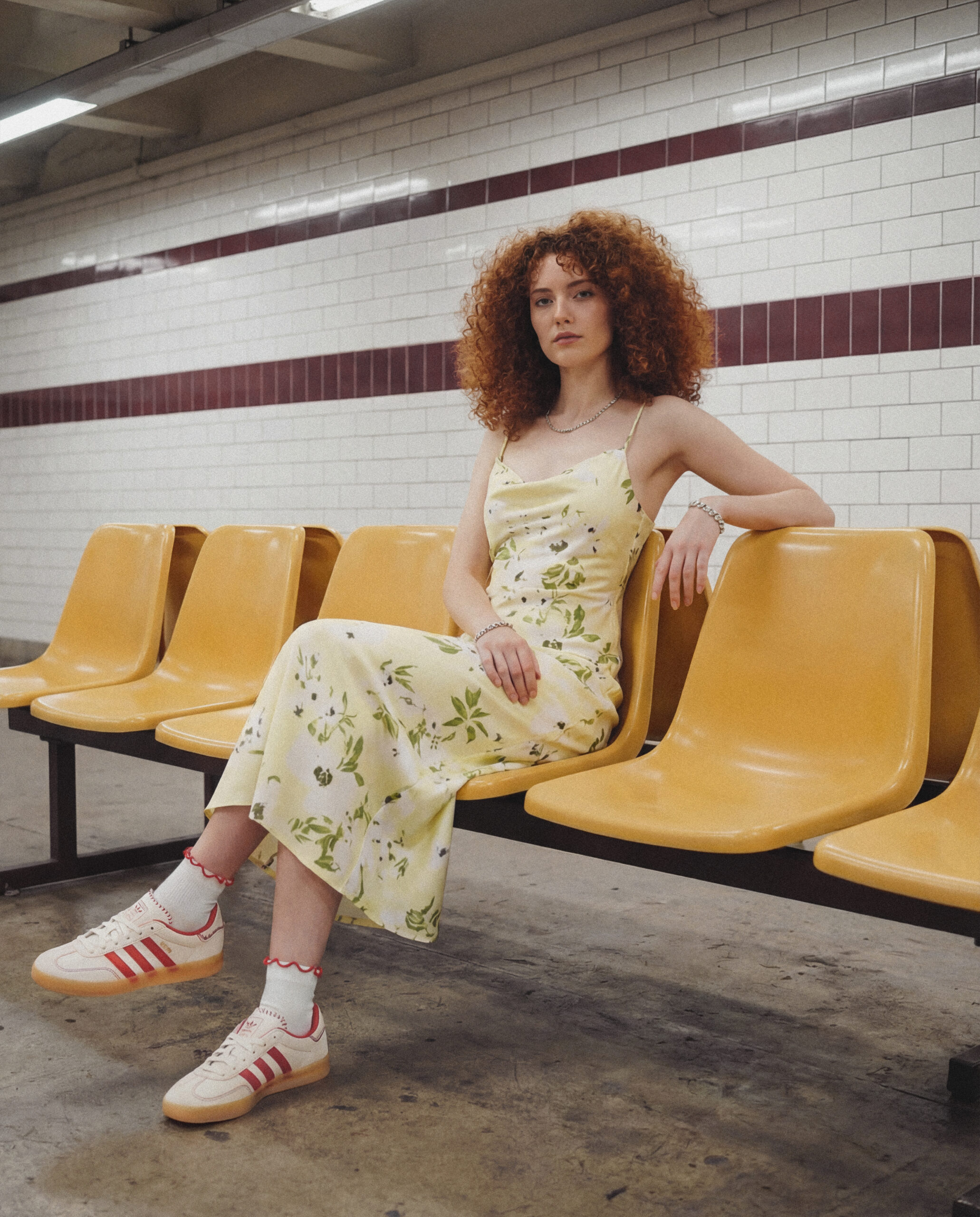 KI-produzierte Produktkampagne: On-Model-Motive verschiedener Sneaker-Colorways in urbanem U-Bahn-Setting.