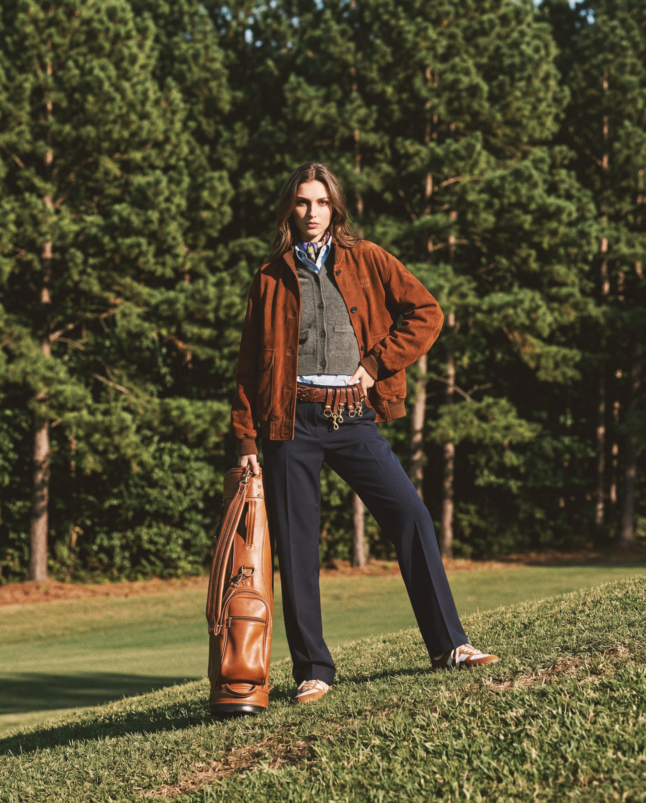 KI-produzierte Fashion-Kampagne: On-Model-Motive einer Kollektion im sportlich-eleganten Editorial-Stil auf einem Golfplatz.