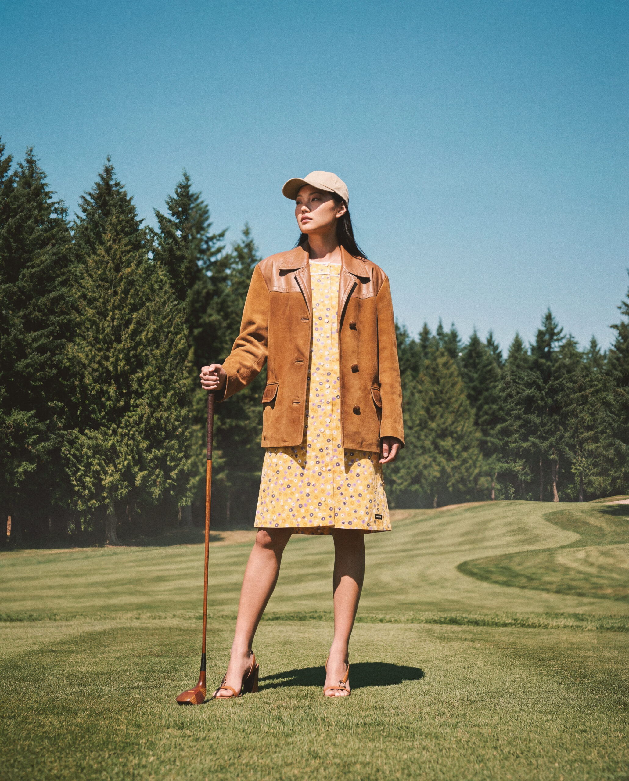 KI-produzierte Fashion-Kampagne: On-Model-Motive einer Kollektion im sportlich-eleganten Editorial-Stil auf einem Golfplatz.