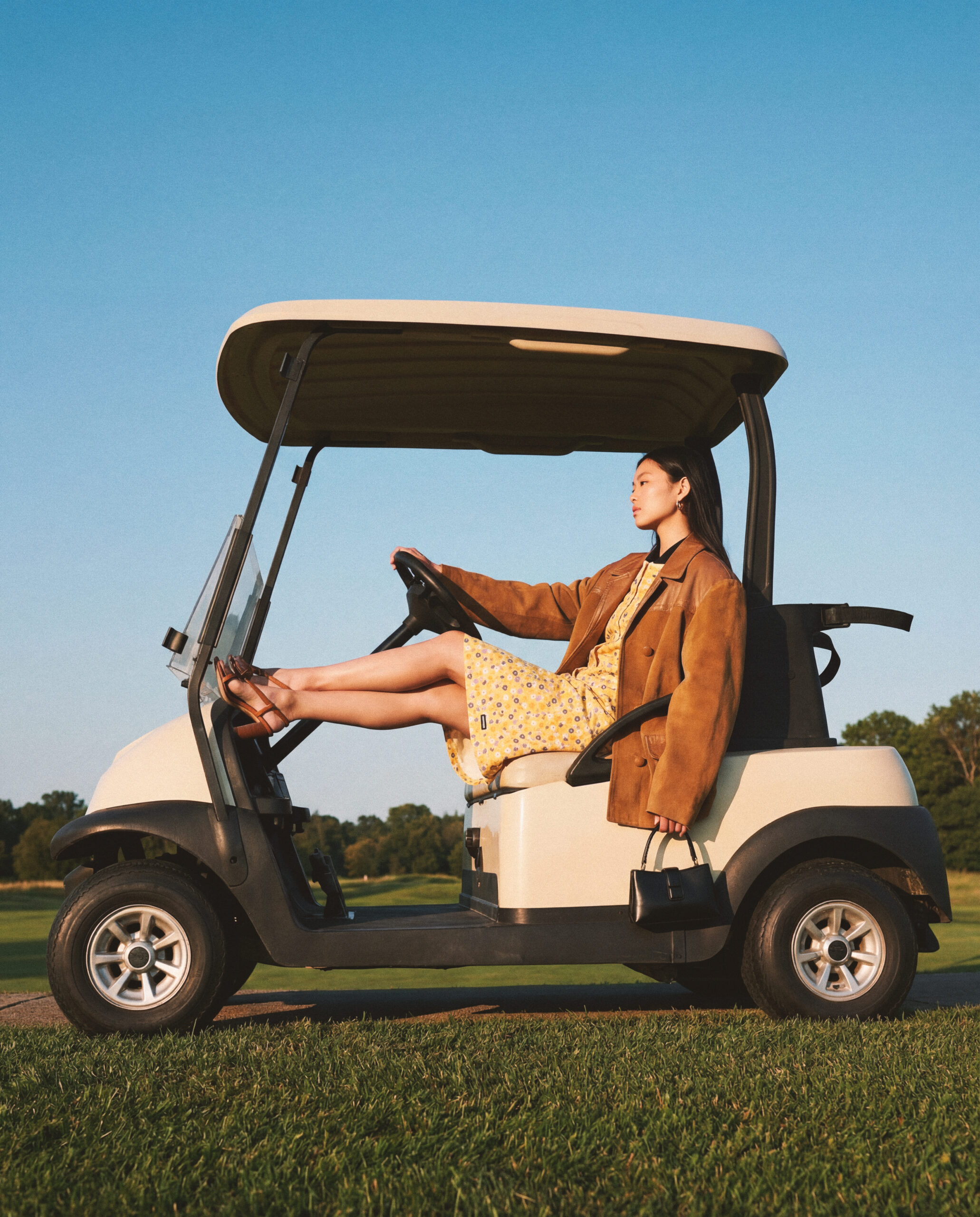 KI-produzierte Fashion-Kampagne: On-Model-Motive einer Kollektion im sportlich-eleganten Editorial-Stil auf einem Golfplatz.