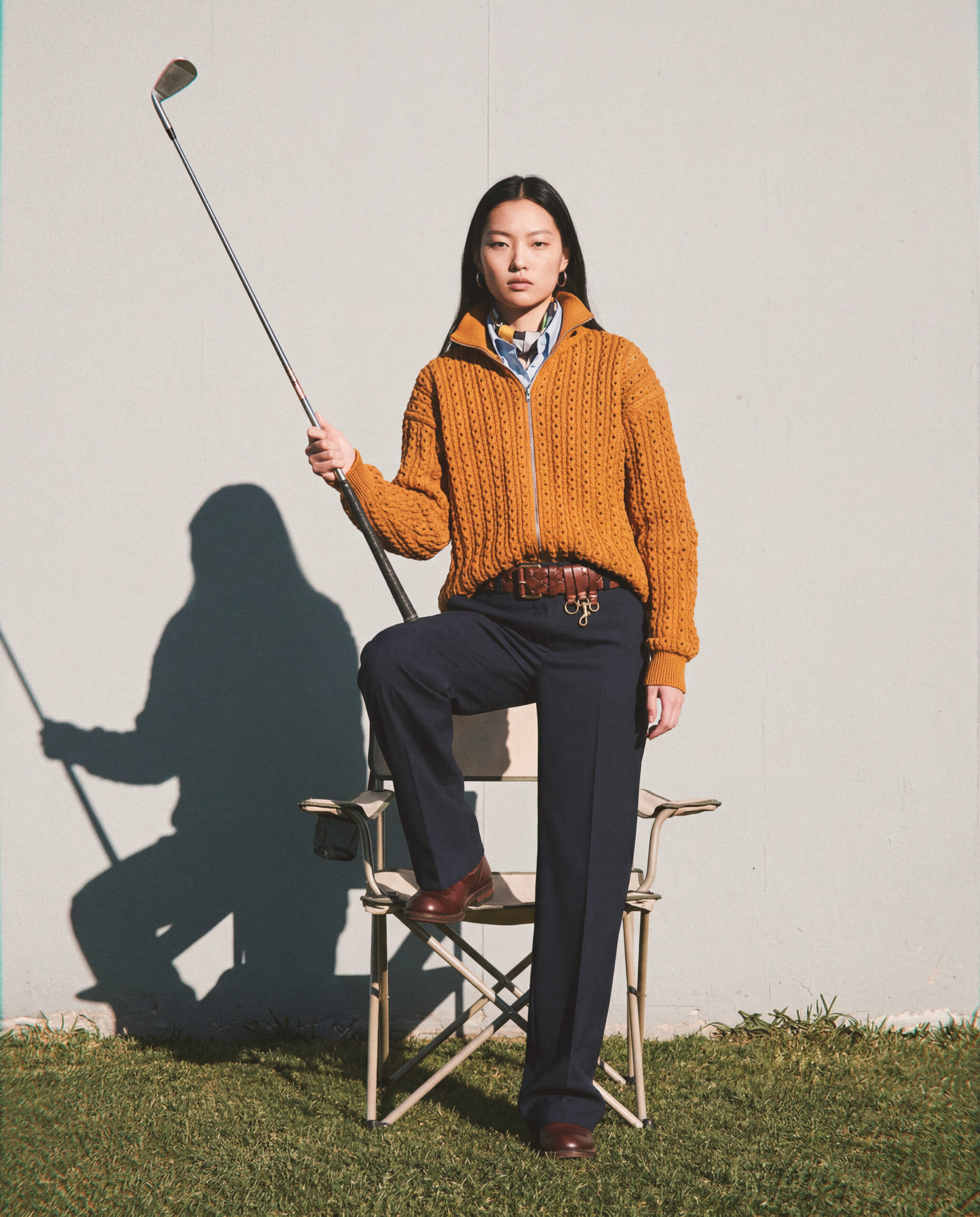 KI-produzierte Fashion-Kampagne: On-Model-Motive einer Kollektion im sportlich-eleganten Editorial-Stil auf einem Golfplatz.