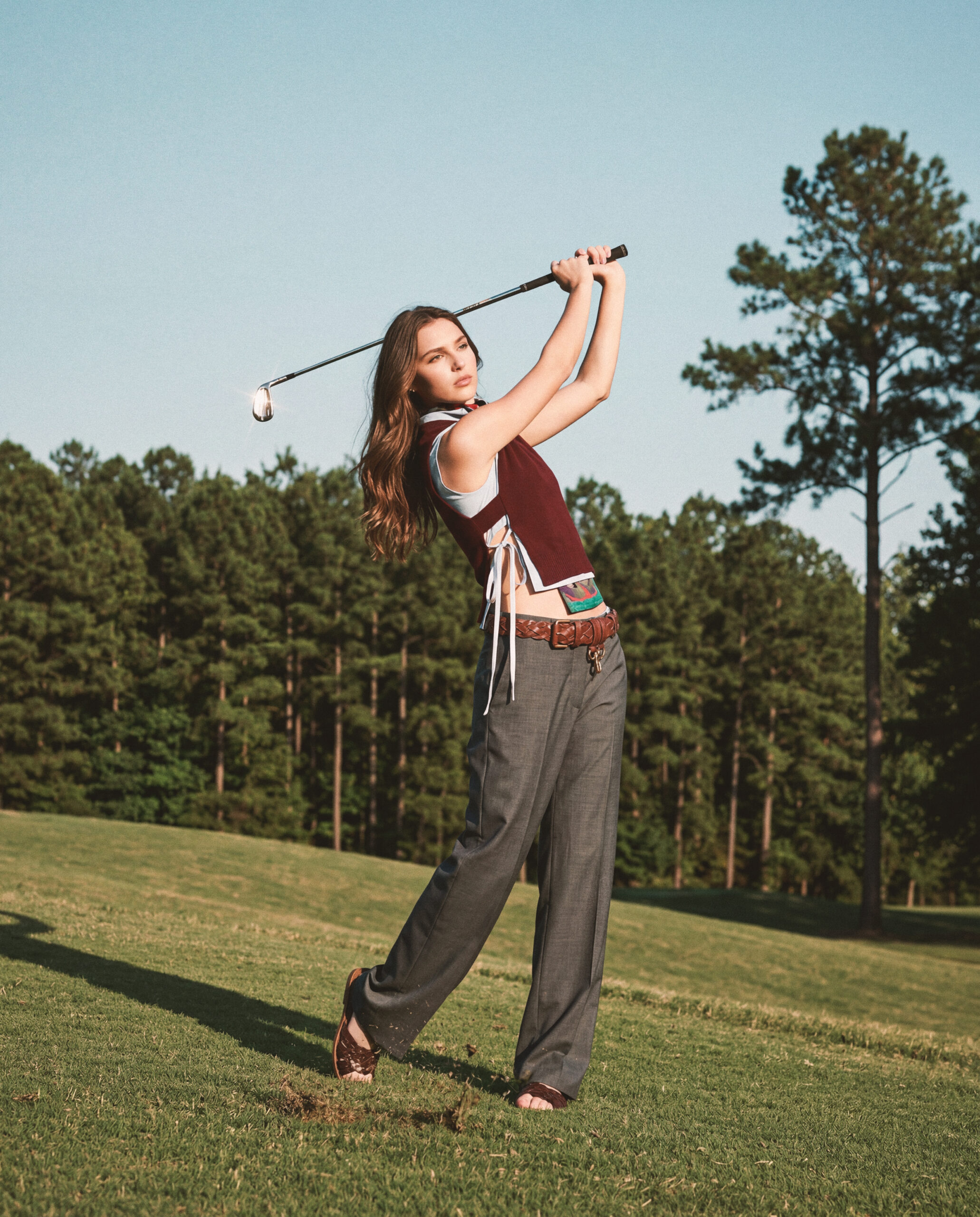 KI-produzierte Fashion-Kampagne: On-Model-Motive einer Kollektion im sportlich-eleganten Editorial-Stil auf einem Golfplatz.