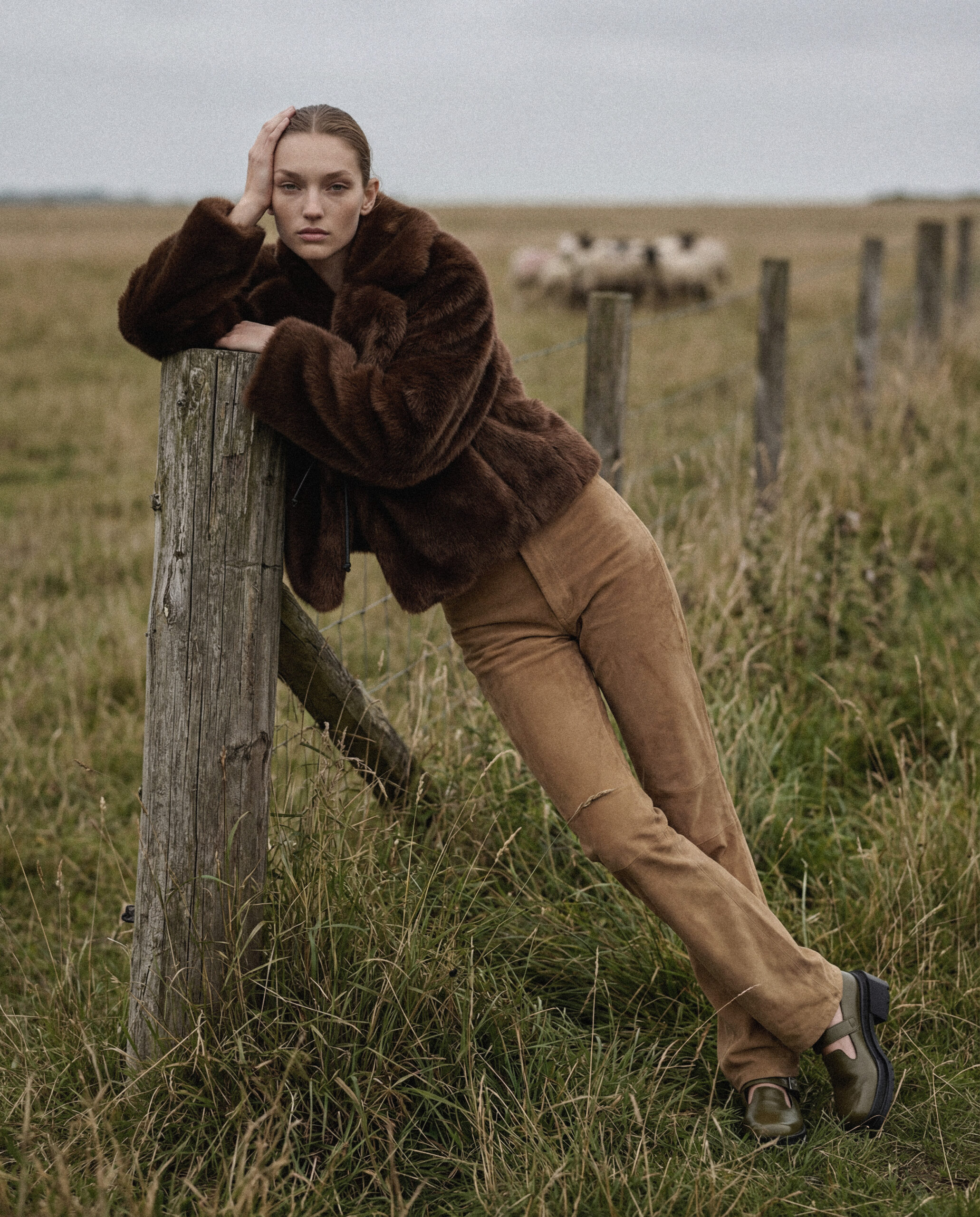 KI-produzierte Fashion-Kampagne: On-Model-Motive einer Herbst-Winter-Kollektion in natürlicher Landschaftsumgebung.