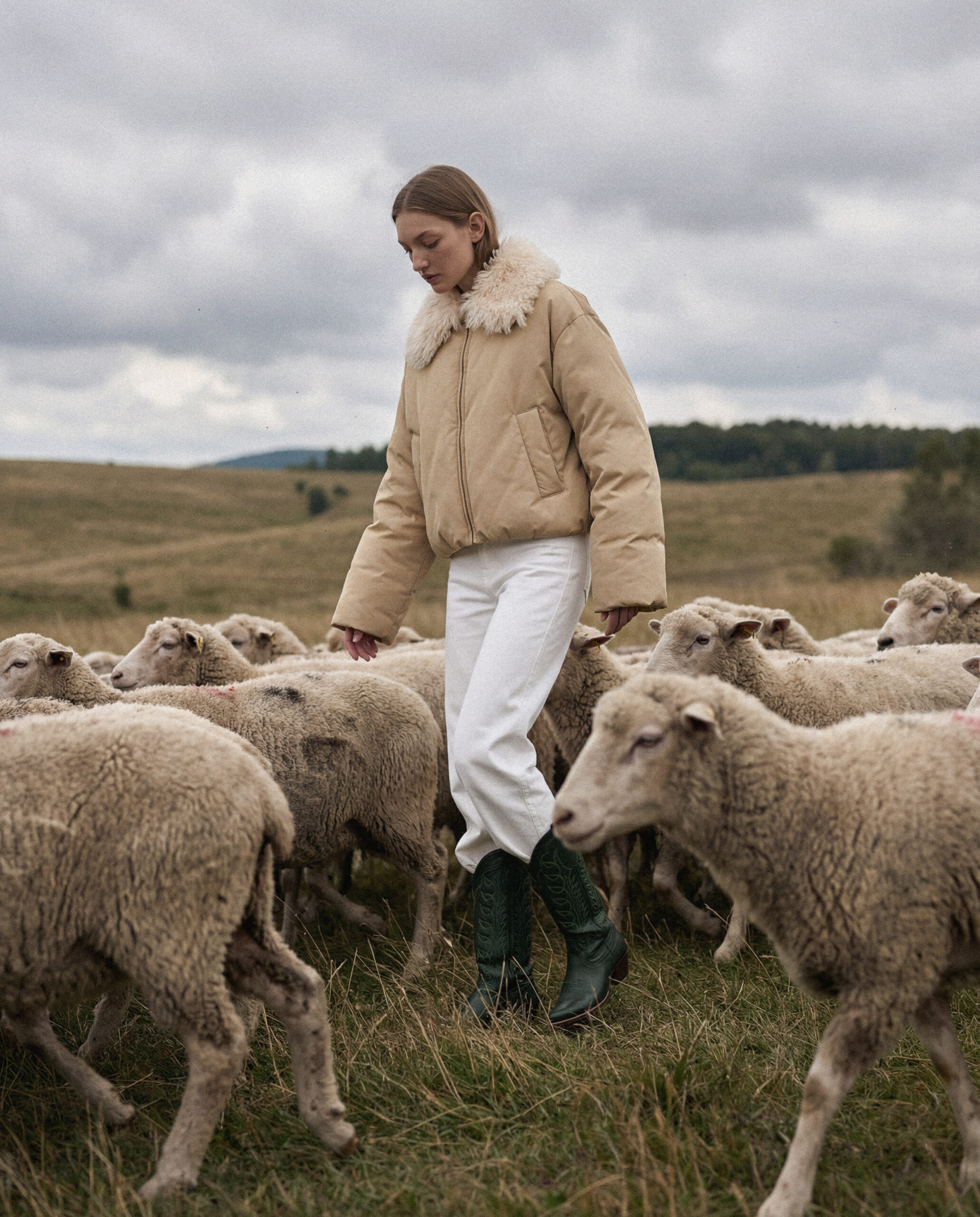 KI-produzierte Fashion-Kampagne: On-Model-Motive einer Herbst-Winter-Kollektion in natürlicher Landschaftsumgebung.
