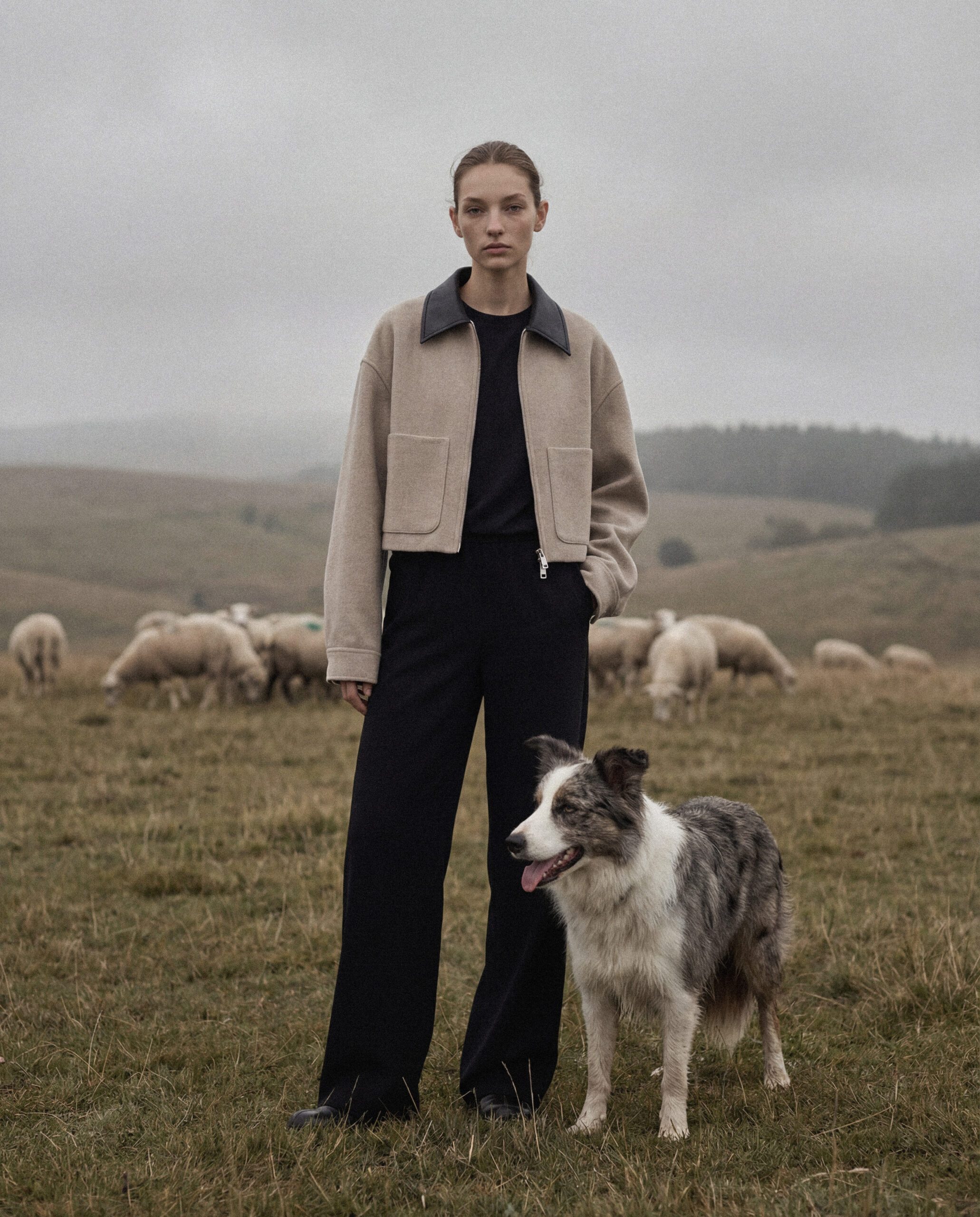 KI-produzierte Fashion-Kampagne: On-Model-Motive einer Herbst-Winter-Kollektion in natürlicher Landschaftsumgebung.