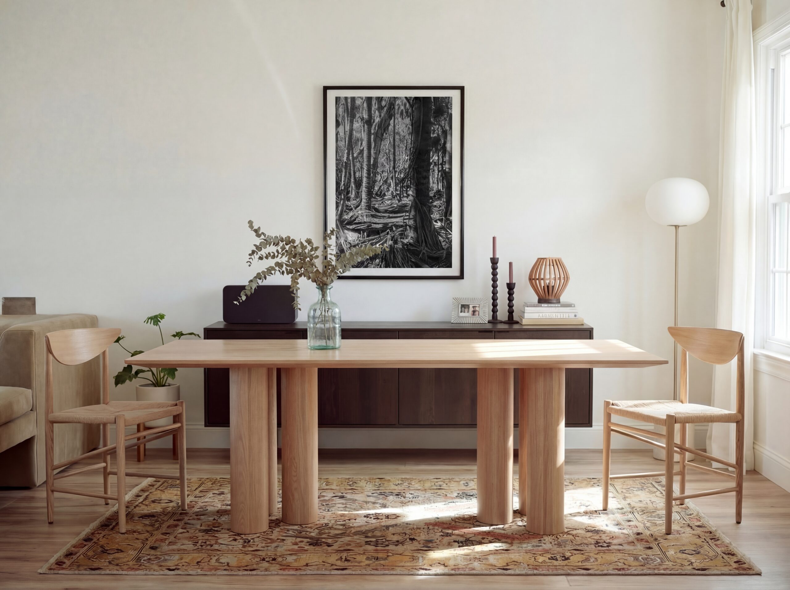 KI-produzierte Interiorvisualisierung: Fotografie als gerahmtes Kunstwerk in einem modernen Wohnraum inszeniert.
