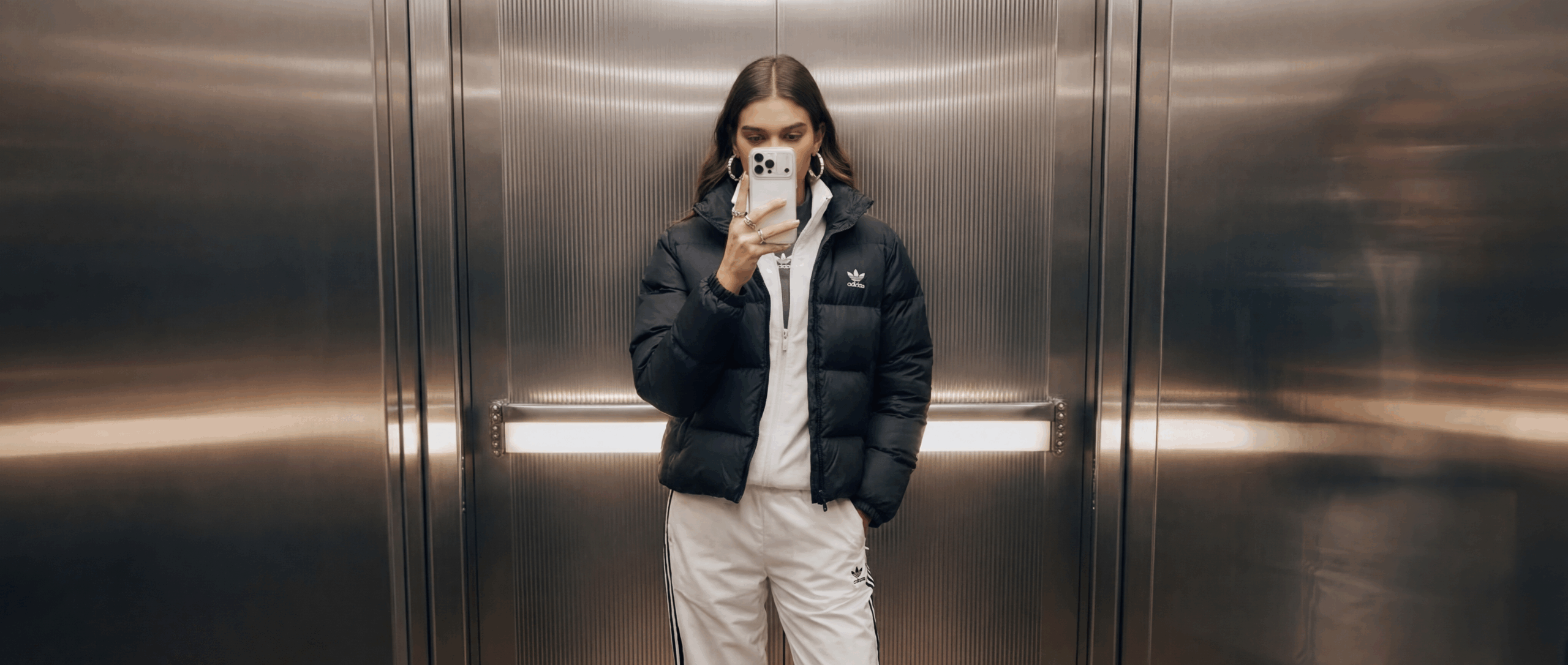 KI-produzierte UGC-Kampagne: Mirror-Selfie-Motive eines KI-Avatars in verschiedenen Outfits im Aufzug-Setting.