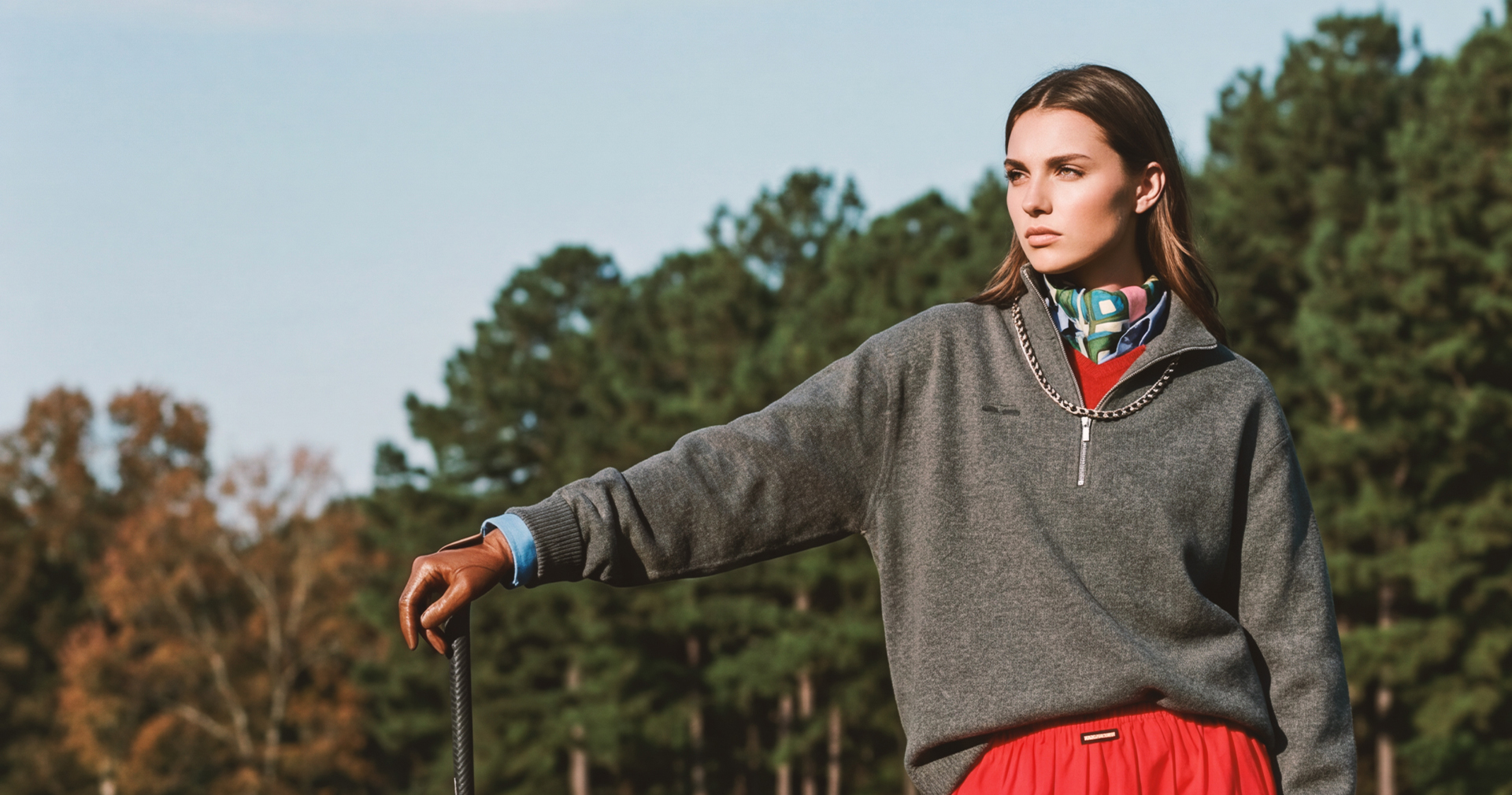 KI-produzierte Fashion-Kampagne: On-Model-Motive einer Kollektion im sportlich-eleganten Editorial-Stil auf einem Golfplatz.